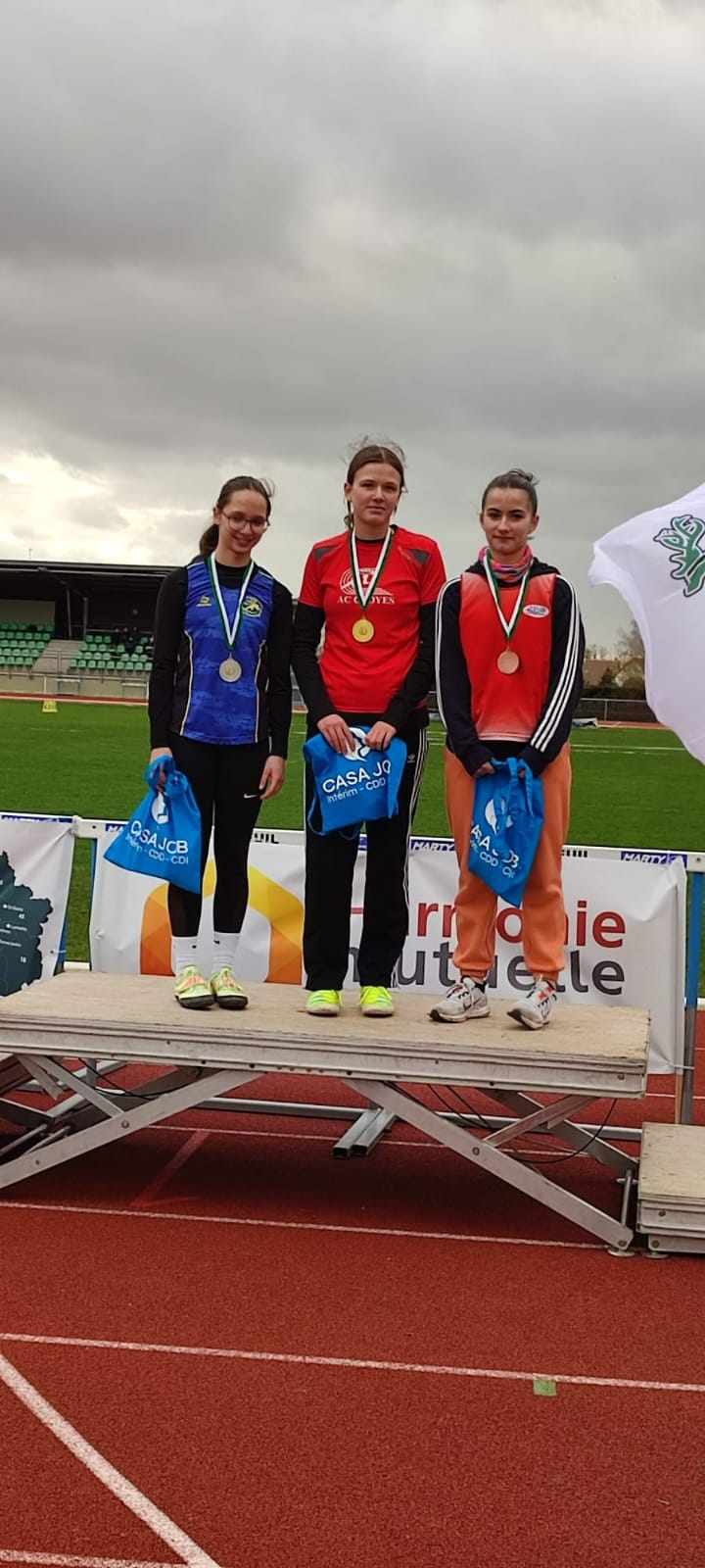 Louise pré France podium